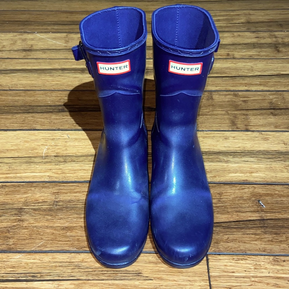 Dark purple Hunter Refined Short Gloss rain boots.